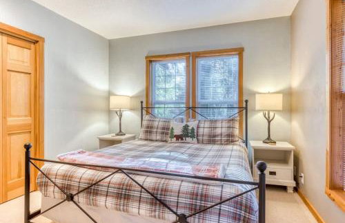 Lazy Bear Lodge · Spacious 6BR Lodge with Chef's Kitchen, Hot Tub, Golf Views and more - Foto 40