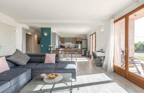 LB Vacation Rentals I Quiet Large 3-Bedroom Apartment with Terrace, Garden & Incredible Mountain View - Foto 2