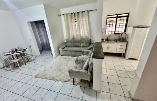 Apt3 Grande com 2 Quartos 2 cama-casal WIFI Smart TV Garagem a 1 min Rodoviaria - Foto 9