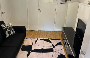 Cozy Two Bedroom Flat 1 Minute from Forest Hill Train Station - Photo 14