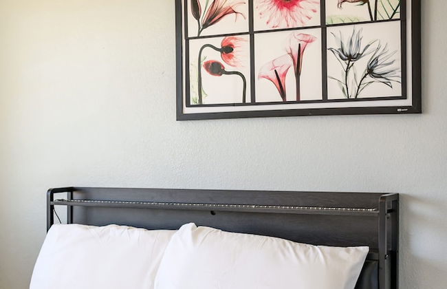 Spacious Family Retreat w Garden Modern Comfort - Photo 77