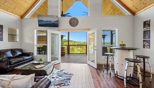 TN Whiskey Cabin- Lake and Mtn Views- Covered Deck- Game Room- Pool Table- Pets - Foto 5