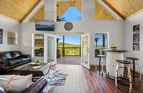 TN Whiskey Cabin- Lake and Mtn Views- Covered Deck- Game Room- Pool Table- Pets - Foto 5