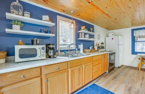 Cozy Wellston Cabin - Walk to Crystal Lake! - Foto 12