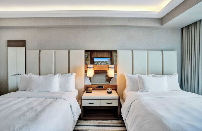 Elegant Beachfront Condo: Your Perfect Getaway! - Photo 15