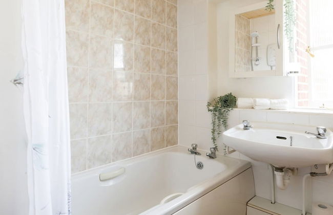 Sunny Seafront Chalet - Sleeps 6 - Photo 55