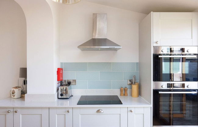 Charming Seaside Cottage - 5-min Walk to Beach - Photo 59