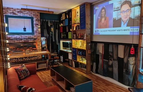 Unique Penthouse with Home Cinema, Panoramic Views & Eco-Chic Design - Foto 4