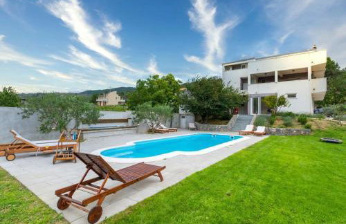 Serene Rural Villa with Pool, Sun Deck, and Children's Play Area - Five Bedroom Villa - Foto 75