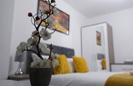 ETIHCITY - 3 Bedroom Semi - Free Parking near Etihad Stadium, Tourist attractions, Manchester City Centre, Transport and Motorway Links next to McDonald's - Sky n Netflix - Foto 13