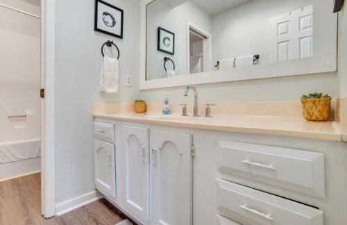 St Helena Island Retreat with Deck Walk to Beach - Foto 17