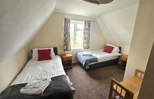 Cosy detached lodge, dog & child friendly with shared pools - Photo 11