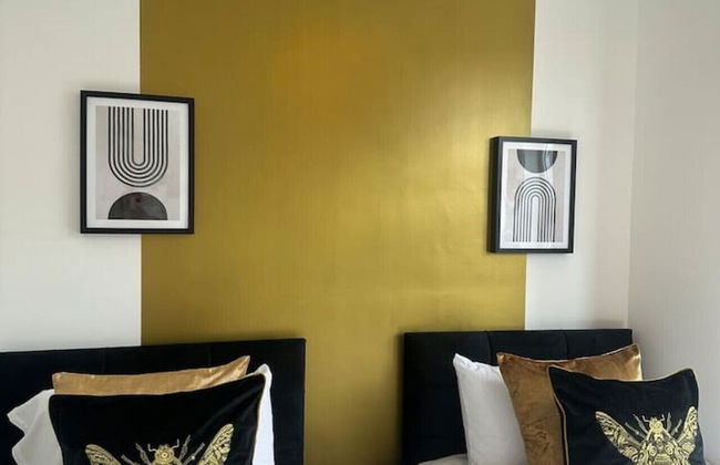 Large Five Bedroom Home with parking - Foto 12