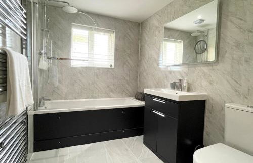 Modern 3 bed Bungalow with parking, private garden - Photo 14