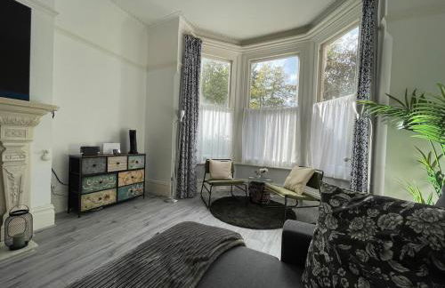 Spacious Flat! Sleeps 7, Pet Friendly and Parking - Photo 54