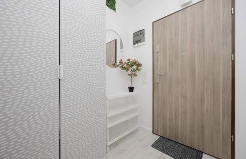 Jasny Apartament z Tarasem i Parkingiem by Noclegi Renters - Foto 30