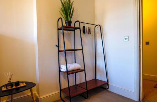 Zeenat Central Bury - Modern 2BR with Free Parking Sleeps 6 - Foto 36