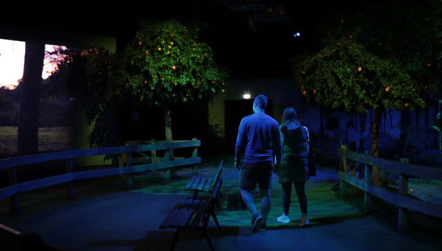 Deux visiteurs à la distillerie Père Magloire