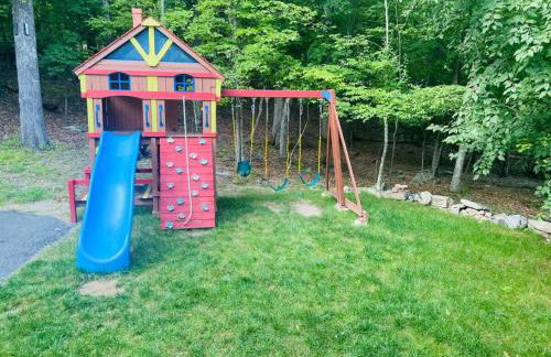 Serenity Falls - Stylish 4Bdr Mountain Retreat, Hot Tub, Pool - Foto 41