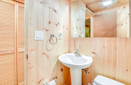 Charming Tamworth Cabin with Grill and Fireplace - Foto 17