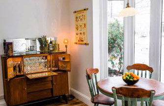 Spacious Victorian 4 Bed l Cocktail Bar Spa Bath Workspaces - Photo 1