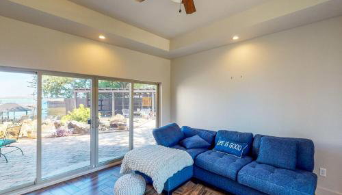 Hot Tub & Views: Luxe Lake Bridgeport Retreat - Photo 5