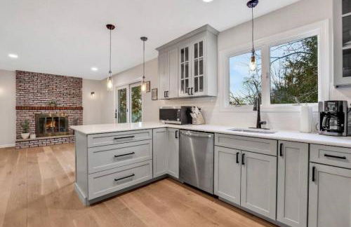 3 Bedroom Hilltop Escape with 5 Private Acres and Hot Tub - Foto 1