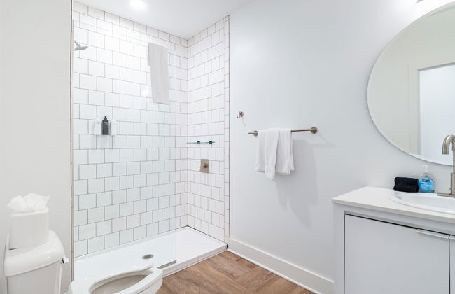 Dual Bachelor Pads w Rooftop Lounge Games Sleeps 26 5 Min to Broadway - Foto 38