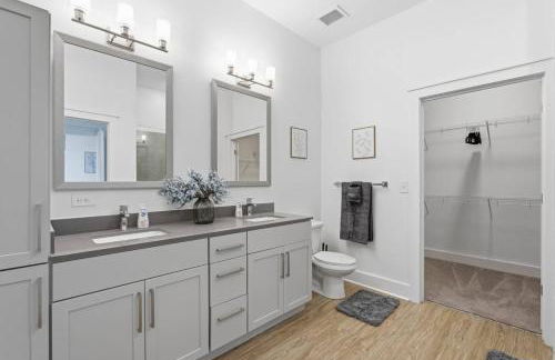 Skyline Retreat - Free Parking, Pool, Balcony - Foto 37