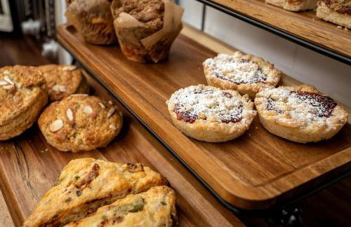 Romantic Historic Inn Suite with Mountain Views in Luray, Virginia - Foto 31