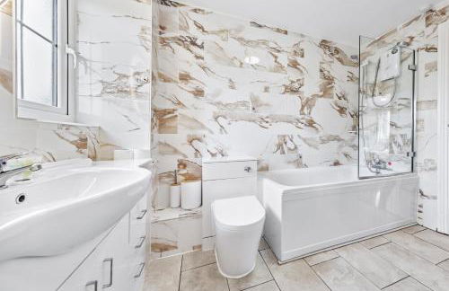 4 Bedroom House by Homestyles Hosts - Short Lets and Serviced Accommodation Islington - Private En-Suite - Foto 44