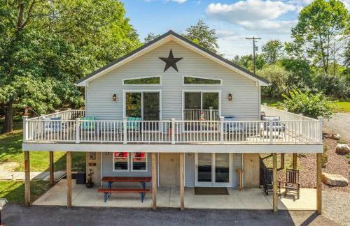 Trailblazer Lodge - Upscale, hot tub, trail, game room, wifi, fire pit, bar, pool table, king bed, view, pet friendly - Photo 14