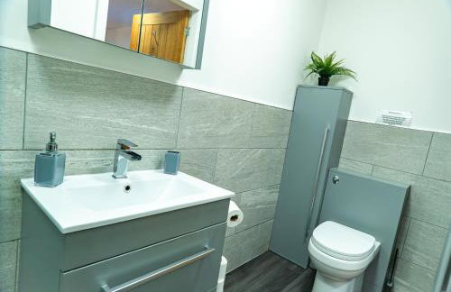 Pine cottage with private hot tub - Photo 10