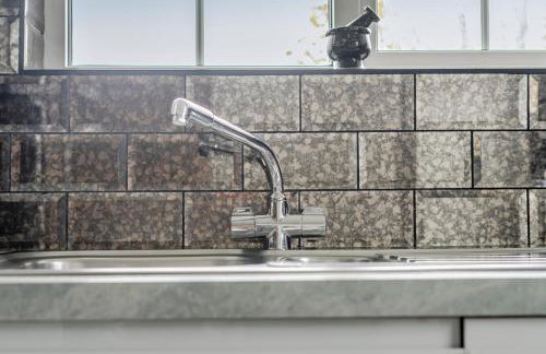 Surrey's Charming Modern Maisonette with Parking - Pass the Keys - Foto 12