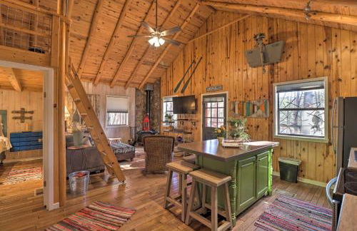 Scenic Greers Ferry Cabin with Deck and Fire Pit! - Foto 3