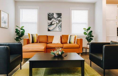 Birdsong Bungalow - Hot Tub, Game Room, Fire Pit - Foto 1