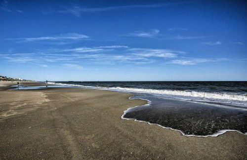 Colorful Emerald Isle Home Just Steps to Beach! - Foto 29