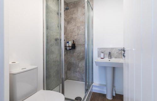 Lane End - Bright & Spacious 2-Bed Flat with Balcony & Parking - Foto 6