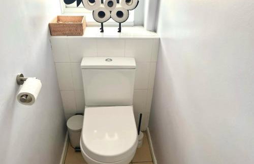 Clicketts - 3-Bedroom, Full Entire House, Sleeps 6 guests, Free wifi, Street Parking, Smart TV, Basildon, Essex London - Foto 4