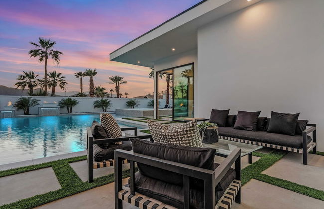 Fine Luxe Retreat w/ Pool & Hot Tub Bravo Villa #15 by Avantstay - Photo 28