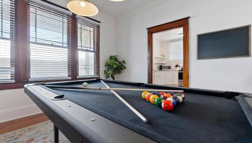 Old Mission Manor - Chic 2br 1ba Apartment - Sleeps 6 - Pool Table - 15 Min Walk to Downtown - Foto 2