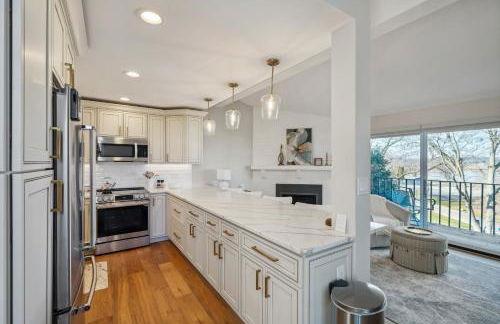 Elegant 4-Season Lake Geneva Condo with Fireplace! - Foto 11