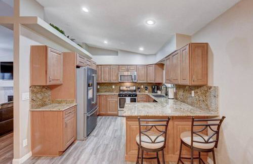 Cozy Getaway with King Bed, BBQ & Spacious Backyard - Photo 30