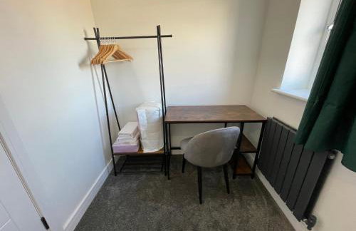 Brand New High Spec House with Parking & Wi-Fi By Home Away From Home - A - Foto 18