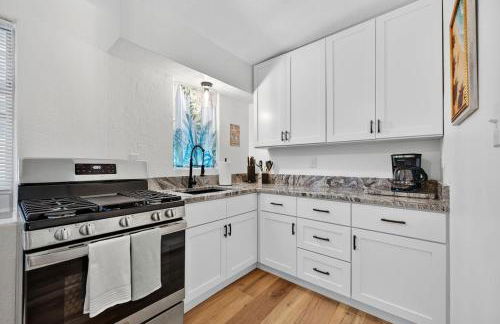 Vintage Florida Pet-Friendly Retreat - Photo 3