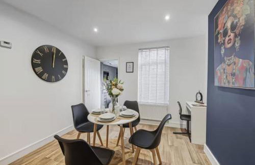 Albert House - Near the High Street - Free Parking, Garden, Fast WiFi and Smart TV by Yoko Property - Foto 8