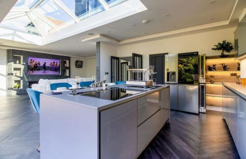 Luxury 4-Bedroom High-End Home, Includes Jacuzzi and Pool Table - Foto 22