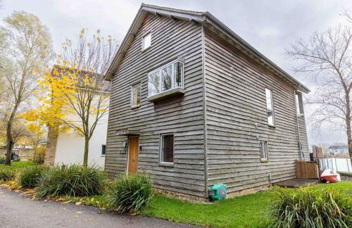 Lakeside Cotswolds Retreat with Private Hot Tub set on Lower Mill Estate - Photo 14