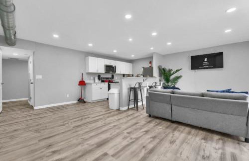 Bright 2BR Condo Near Restaurants and Entertainment - Foto 7