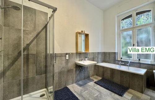 Ferienhaus Villa EMG Velbert nah Düsseldorf Essen Dortmund, Familien Gruppen bis 27 Personen, 3 Küchen, Kaminofen, Terrasse - Photo 6